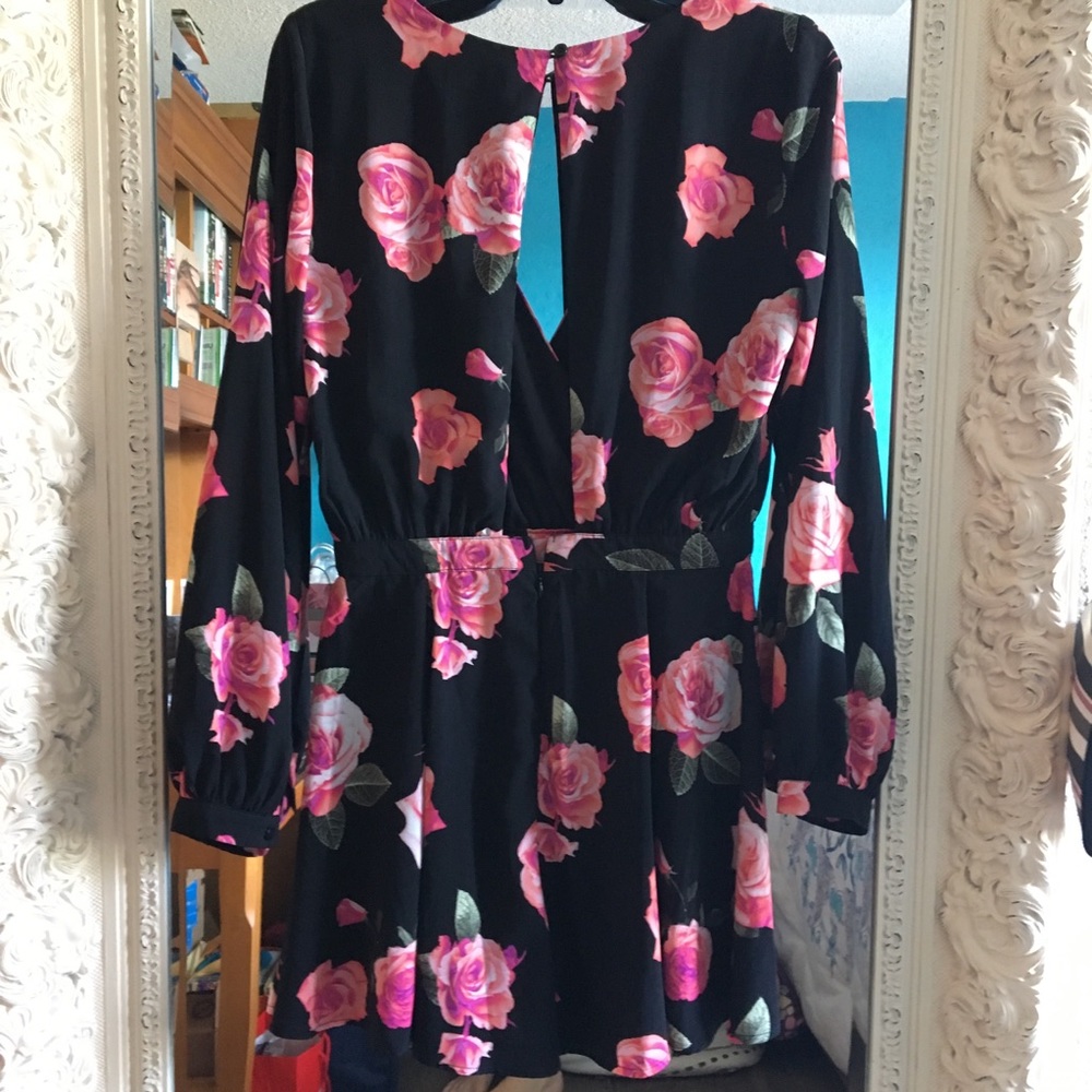 Gorgeous low cut floral Romper Size Small - Picture 3 of 5